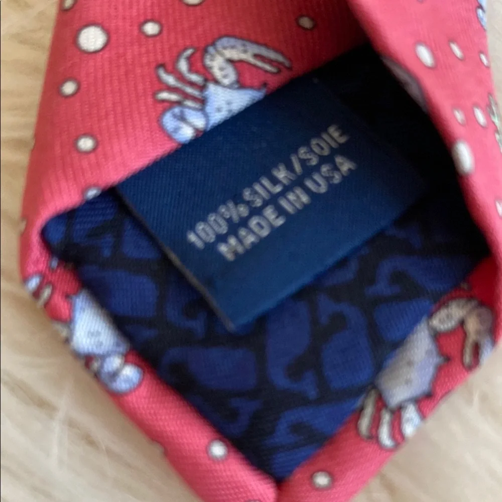 Vineyard vines 100% silk crab Tie